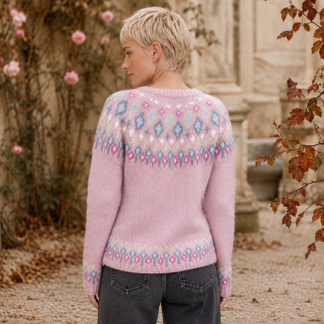Dos du pull rose montrant l'empiècement jacquard et le bas côtelé