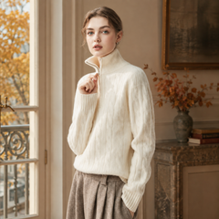 Pull blanc en maille torsadée, col zippé entrouvert et poignets côtelés