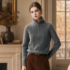 Pull gris en maille torsadée à col zippé, porté avec un pantalon marron