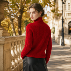 Vue de dos d'un pull rouge en maille torsadée à col montant