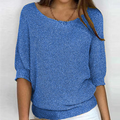 Pull femme bleu brume à col bateau dégagé et maille tricotée visible