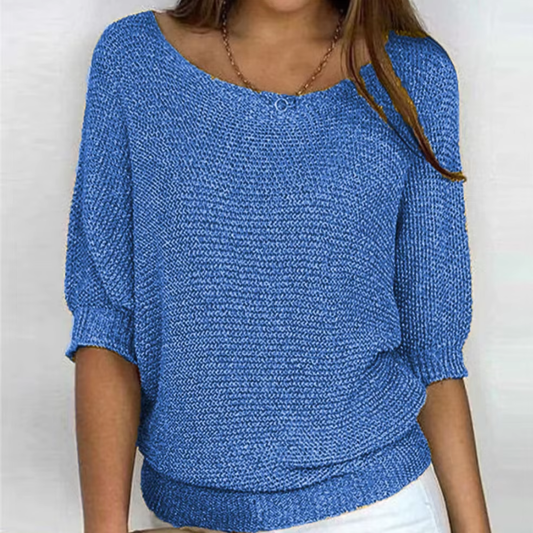 Pull femme bleu brume à col bateau dégagé et maille tricotée visible