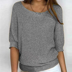 Pull femme gris en maille tricotée, col bateau et bande côtelée à la taille