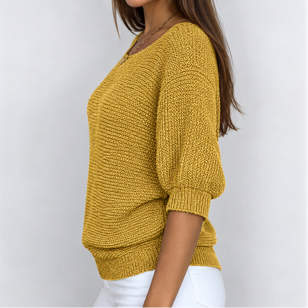 Pull en maille jaune moutarde de côté, large bande côtelée à la taille
