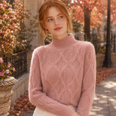 Pull femme rose en maille torsadée à losanges, col montant côtelé
