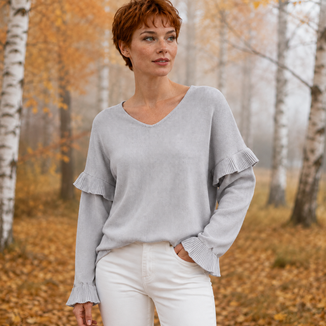 Pull gris clair col V, volants plissés aux manches et poignets évasés