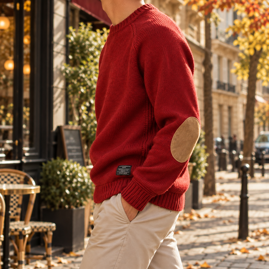 Profil du pull homme rouge, coudière effet daim et étiquette tissée sur l'ourlet