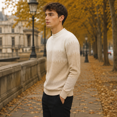 Pull homme kaki vu de profil, manches longues et poignets côtelés bien visibles