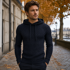 Pull homme bleu marine à capuche, maille texturée et petite étiquette sur le bas
