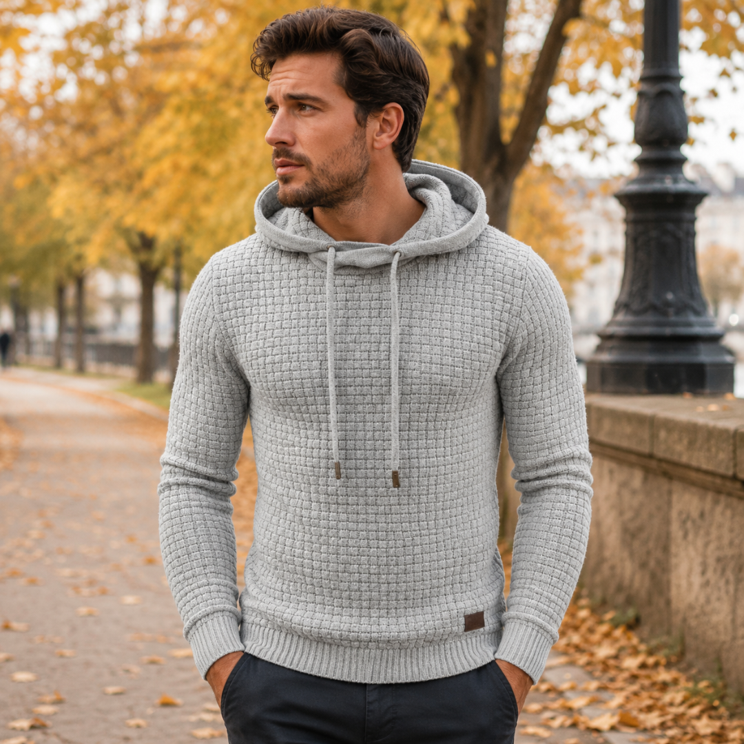 Pull homme gris clair à capuche, maille texturée en relief et longs cordons de serrage