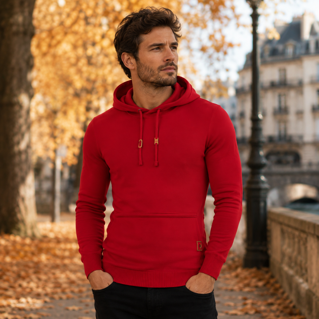 Pull homme à capuche rouge avec cordon de serrage et poche frontale, porté de trois quarts