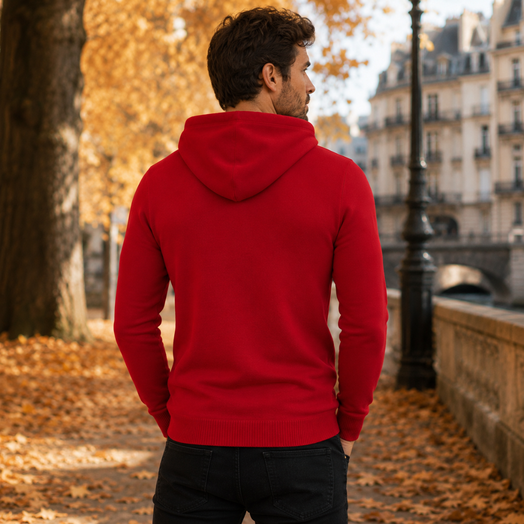 Dos d'un pull homme à capuche rouge montrant la capuche et le bas côtelé