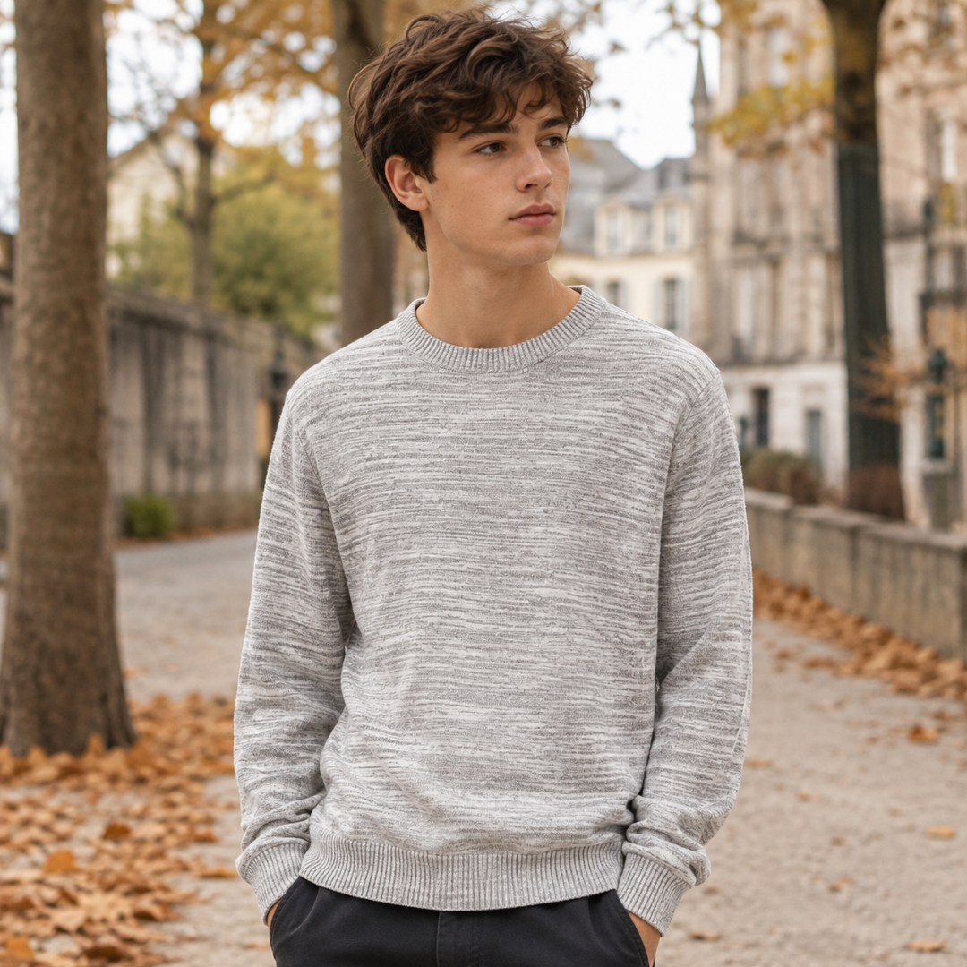Pull homme gris clair chiné avec col rond côtelé et manches longues, vue de face