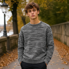 Pull homme gris foncé chiné, encolure ronde nervurée et poignets côtelés en extérieur