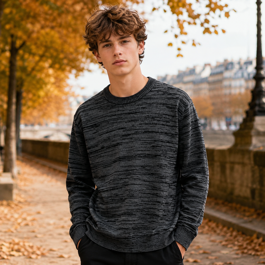 Pull homme noir chiné à col rond, manches longues et bas côtelé, vue de face