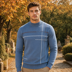 Pull homme bleu à col montant, lignes blanches et brunes croisées sur le buste
