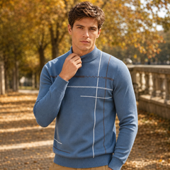 Homme ajustant le col montant côtelé de son pull bleu à lignes graphiques