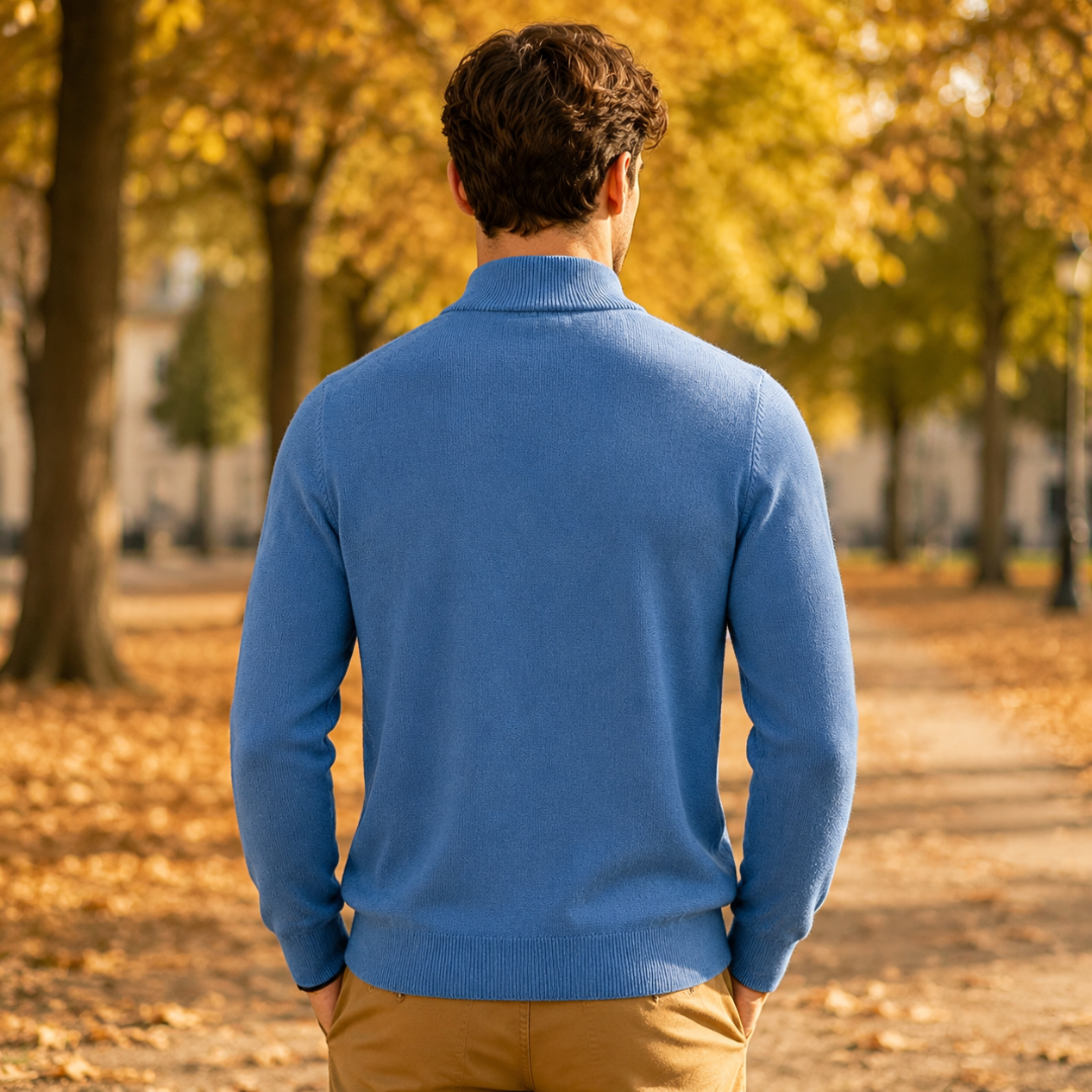 Dos uni d'un pull homme bleu avec col montant et poignets côtelés
