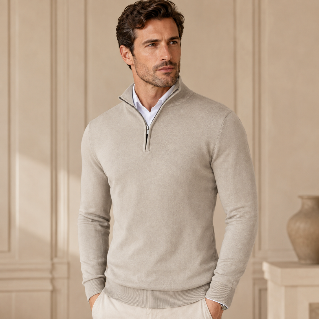 Pull homme beige à demi-zip argenté, col montant ouvert sur une chemise blanche