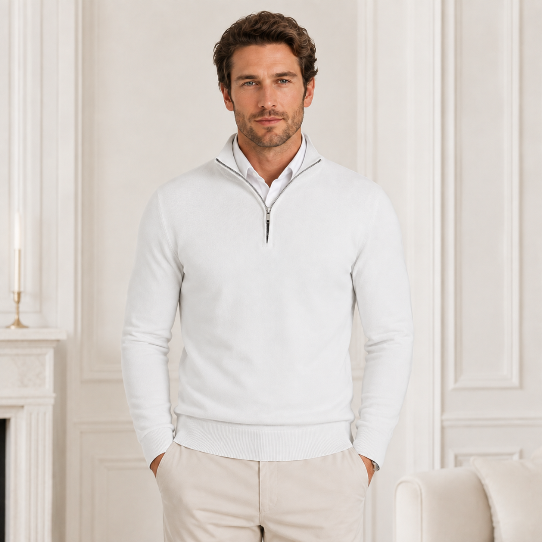 Pull homme blanc à col montant demi-zip porté sur chemise, vue de face