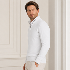 Pull homme blanc demi-zip vu de profil, épaule structurée et manche longue côtelée