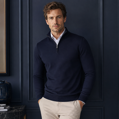 Pull homme bleu marine à col montant zippé, silhouette ajustée et manches longues