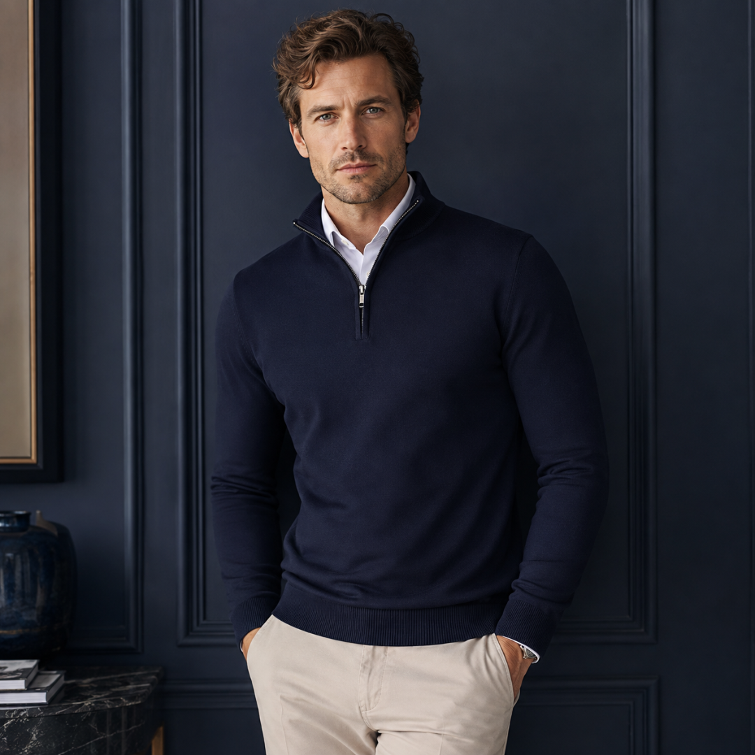 Pull homme bleu marine à col montant zippé, silhouette ajustée et manches longues