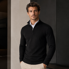 Pull homme noir demi-zip, curseur métallique et col montant sur chemise blanche
