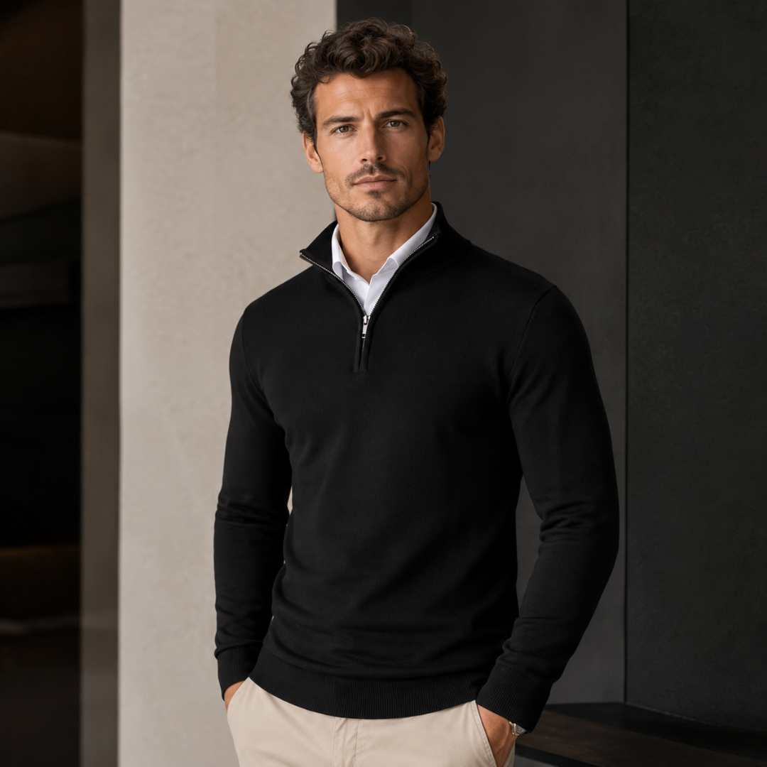 Pull homme noir demi-zip, curseur métallique et col montant sur chemise blanche