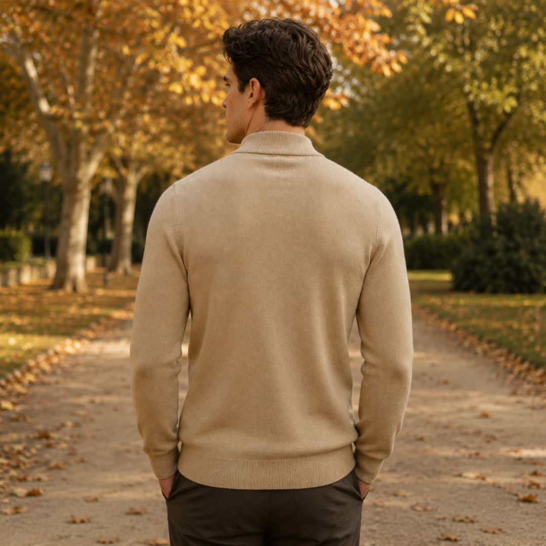 Dos uni d'un pull homme kaki avec col montant et bas côtelé