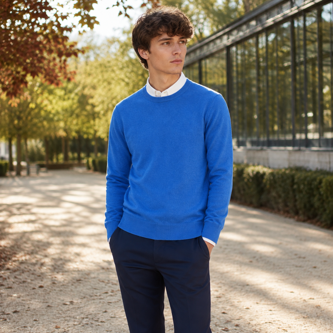 Pull homme bleu roi à col rond, maille fine et base côtelée
