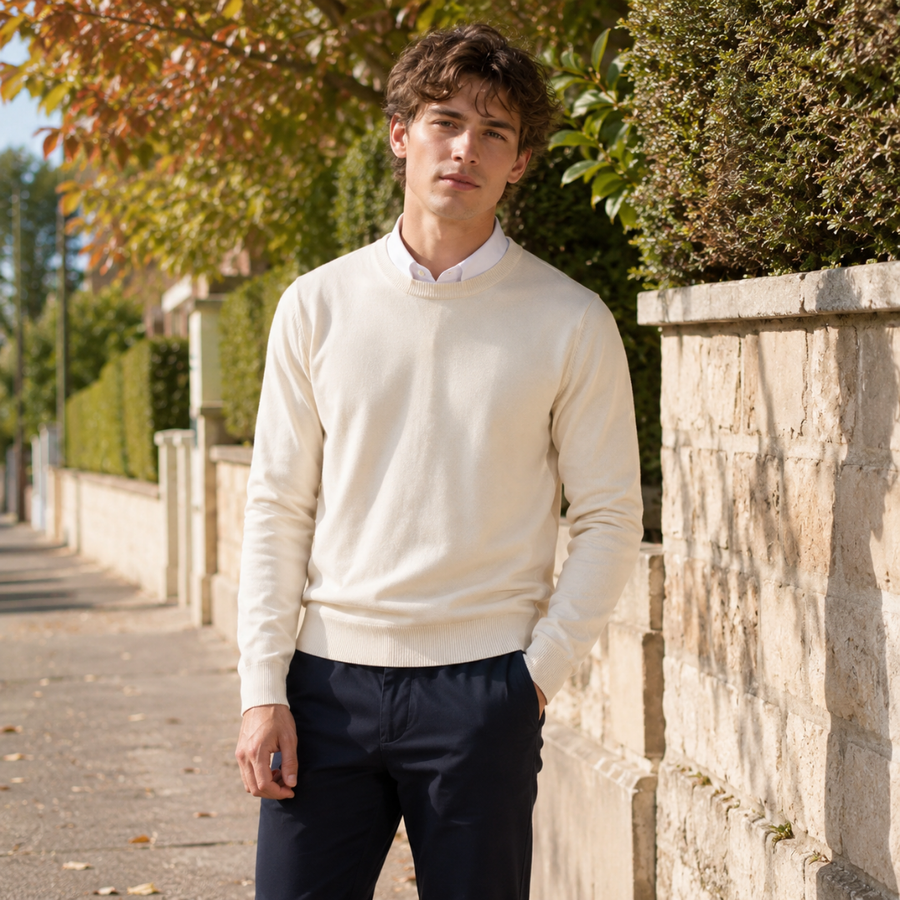 Pull homme col rond crème porté sur une chemise blanche, bords côtelés