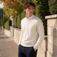Pull homme crème en maille fine, col rond bordé d'une côte souple