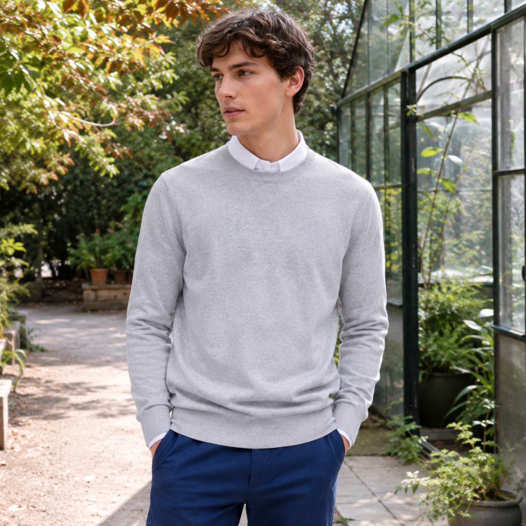 Pull homme gris clair chiné, col rond et bords côtelés à la base