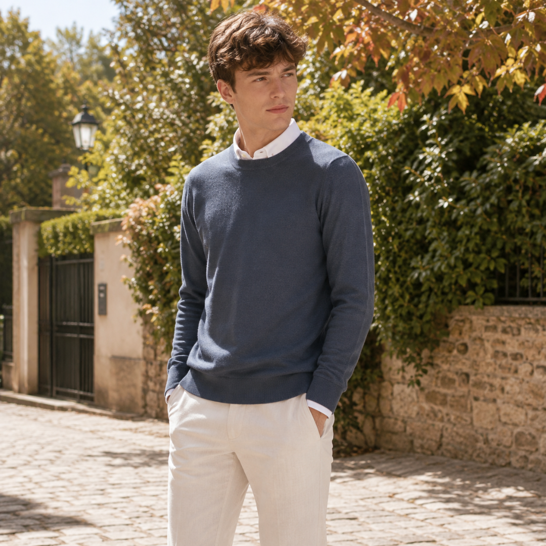 Pull homme gris foncé bleuté à col rond, porté avec un pantalon crème