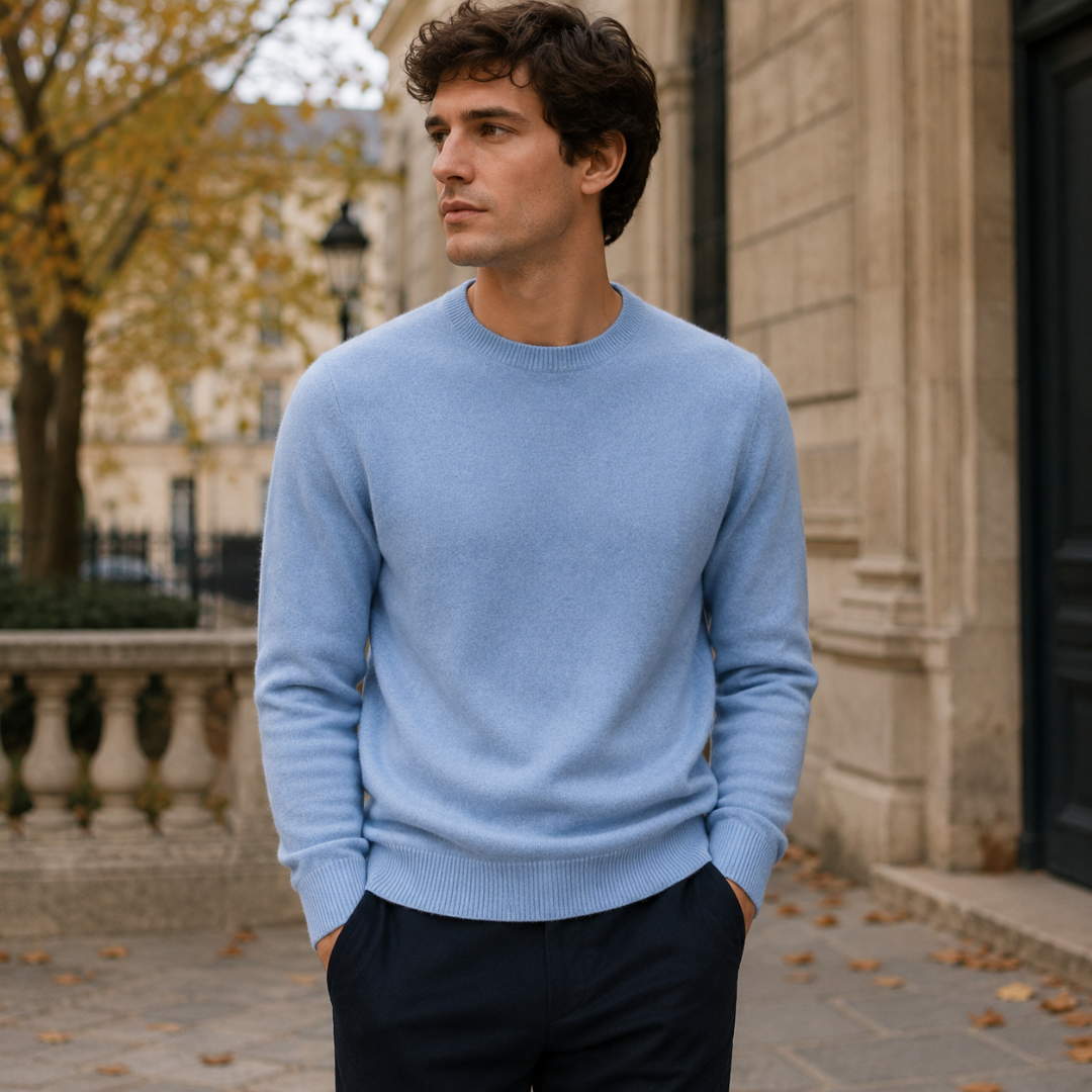 Pull homme bleu clair à col rond côtelé porté avec un pantalon foncé