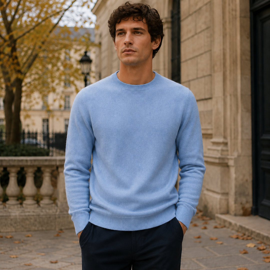 Homme de face en pull bleu clair à col rond, bords côtelés visibles
