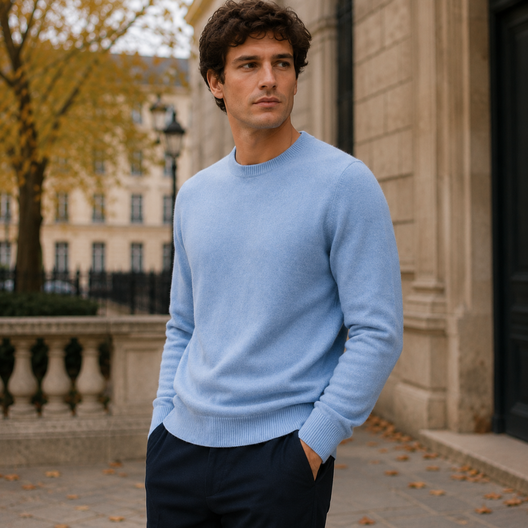 Pull homme bleu clair uni avec encolure ronde côtelée, allure décontractée en ville