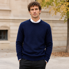Pull bleu marine à col rond en maille unie porté sur chemise blanche
