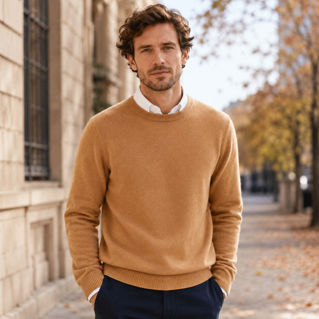 Pull homme caramel à col rond porté sur une chemise blanche et un pantalon foncé