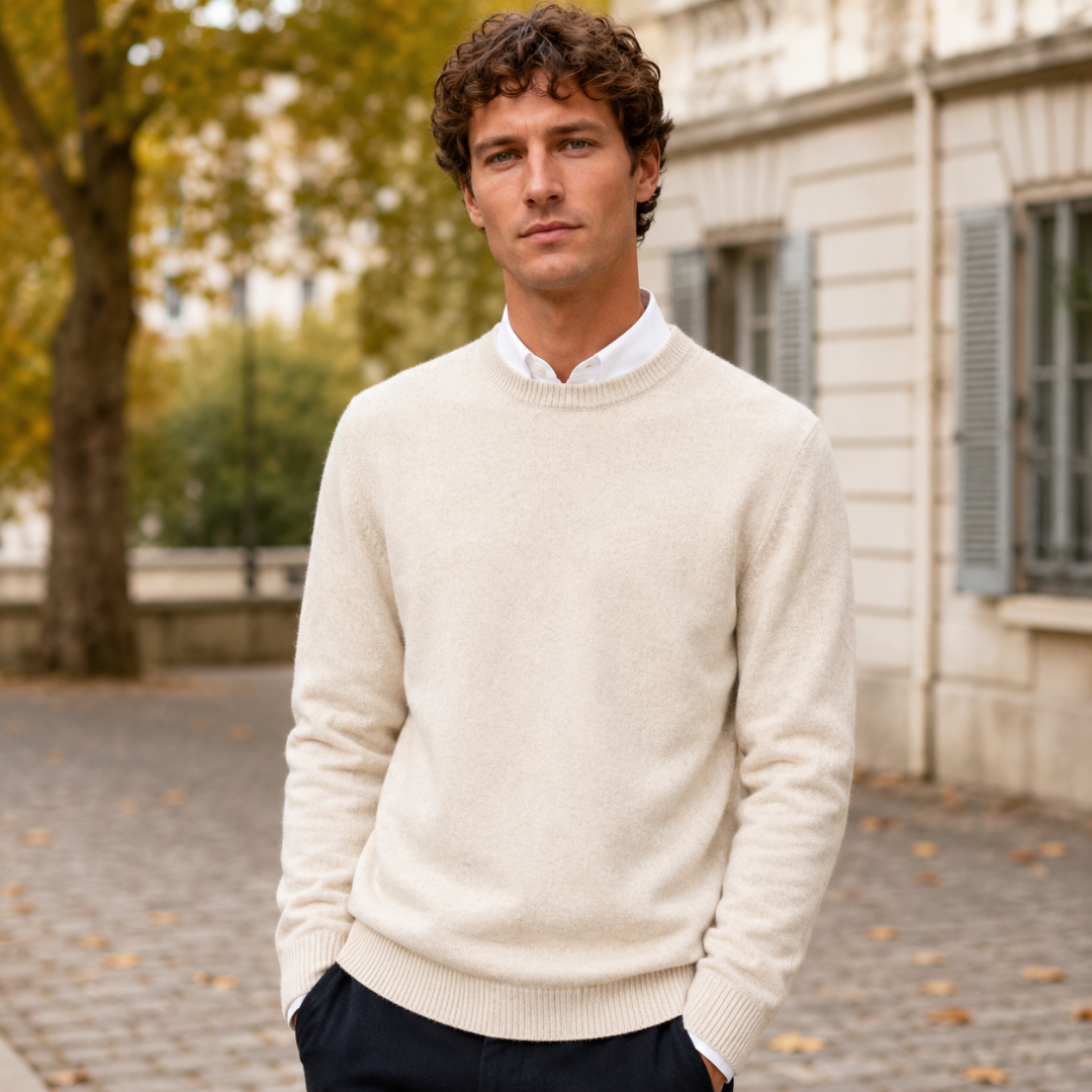 Pull homme crème à col rond côtelé porté sur une chemise blanche