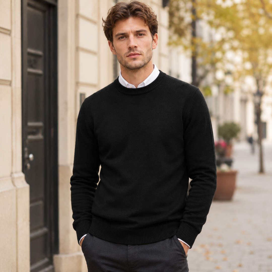 Pull homme noir à col rond côtelé porté avec un pantalon gris foncé