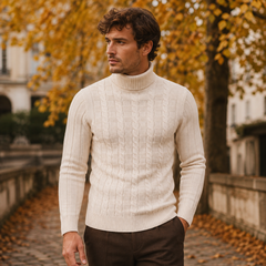 Pull homme beige à maille torsadée, col roulé et poignets bords-côtes