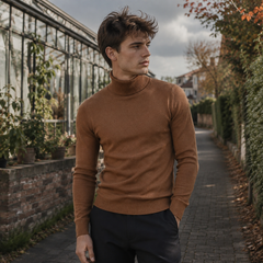 Pull homme marron clair à col roulé montant et poignets côtelés