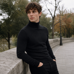Pull homme noir à col roulé montant côtelé et manches longues