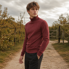 Pull rouge à col roulé montant, manches longues et ligne nette