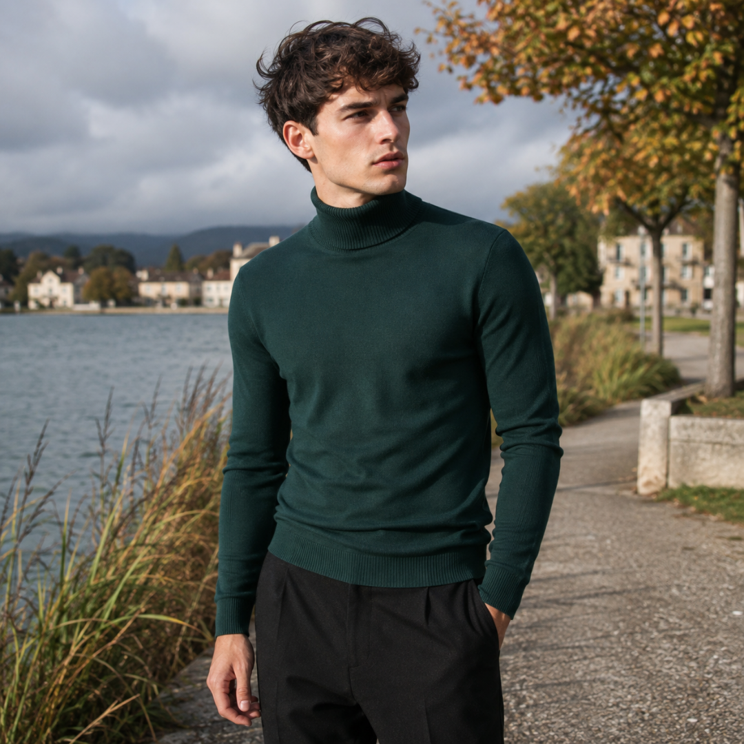 Pull vert profond à col roulé montant porté avec un pantalon noir