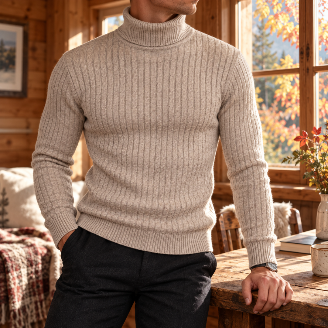 Pull homme beige à col roulé et maille torsadée, poignets et bas côtelés