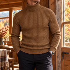 Pull homme marron à col roulé, maille torsadée et poignets côtelés bien marqués