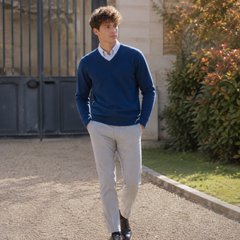 Pull homme bleu à col V, manches longues et poignets côtelés, pantalon gris